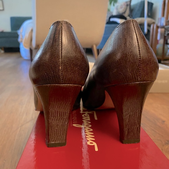 Salvatore Ferragamo alligator embossed brown leather heeled pump - Picture 6 of 7